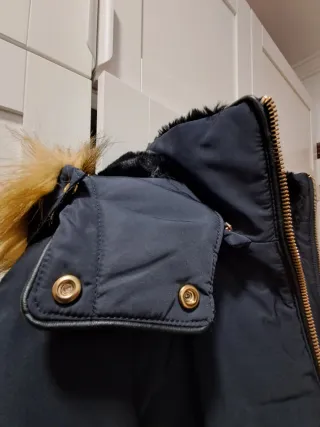 Plumífero azul con capucha y pelo