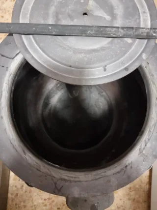 Estufa de leña con protector y salida de humos