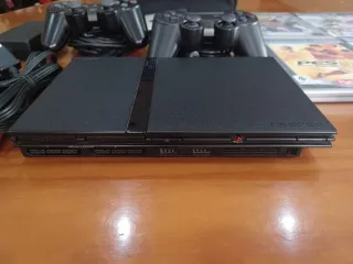 Consola PS2 com 2 comandos e 8 jogos