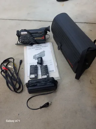 2 Videocámaras Hi-8 marca Canon e Hitachi tripode