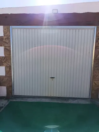 Puerta de garaje basculante.