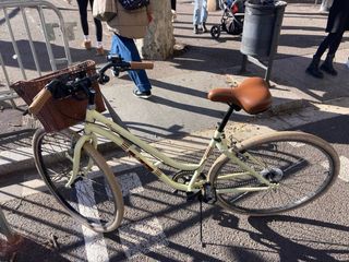 Bicicleta urbana amarilla