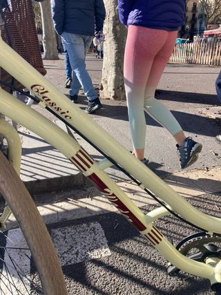 Bicicleta urbana amarilla