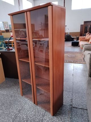 VITRINA CON PUERTAS DE CRISTAL