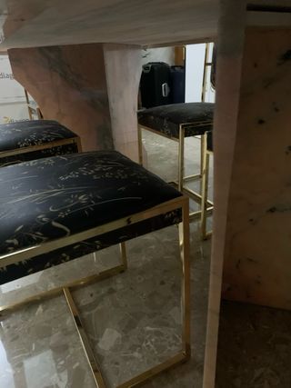 Mesa comedor mármol y 6 sillas pan de oro.