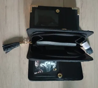 Cartera de mano negra con logo