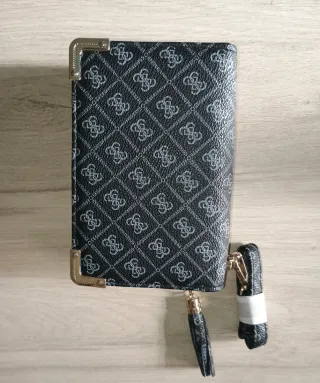 Cartera de mano negra con logo