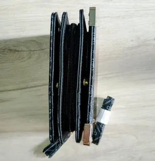 Cartera de mano negra con logo