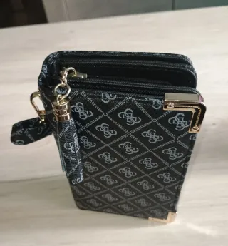 Cartera de mano negra con logo