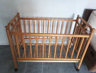 Cuna para bebé de madera barnizada