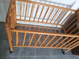 Cuna para bebé de madera barnizada