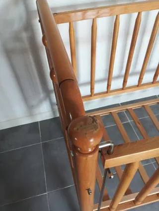 Cuna para bebé de madera barnizada