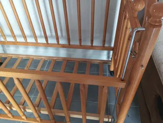 Cuna para bebé de madera barnizada