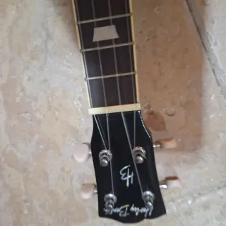 Ukelele Harley Benton L100EBK con funda