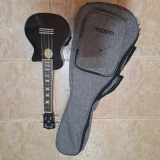 Ukelele Harley Benton L100EBK con funda