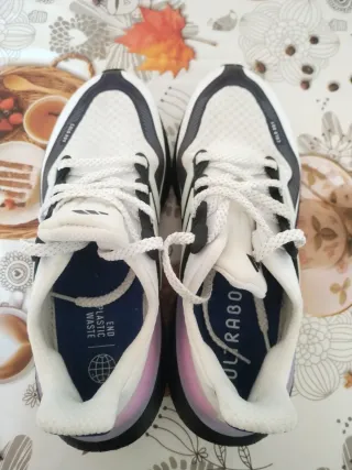 Zapatillas Adidas Negras y Blancas