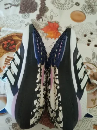 Zapatillas Adidas Negras y Blancas