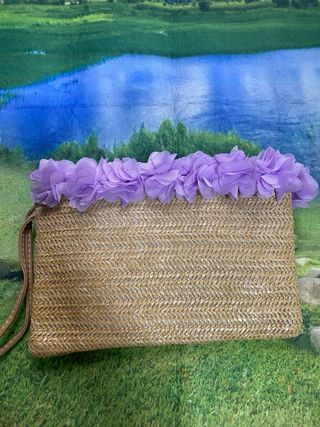 Bolso de mano de paja con flores