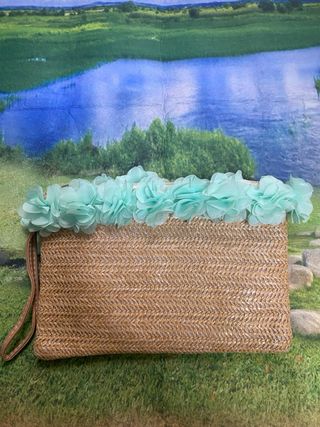 Bolso de mano de paja con flores