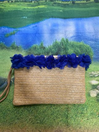 Bolso de mano de paja con flores