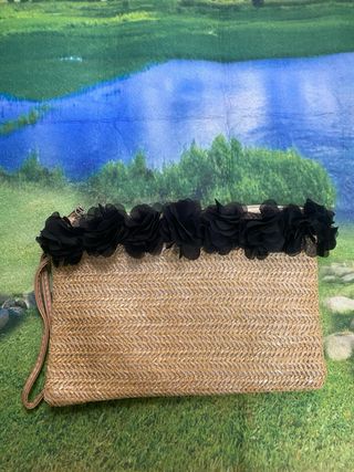 Bolso de mano de paja con flores