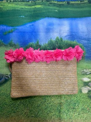 Bolso de mano de paja con flores