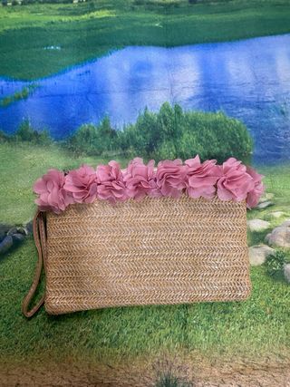 Bolso de mano de paja con flores
