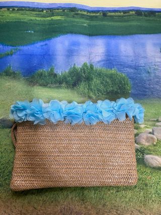 Bolso de mano de paja con flores