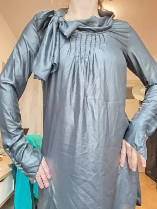 Vestido gris con lazo y plisados