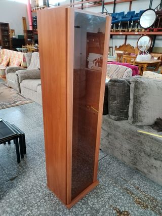 VITRINA DE MADERA CON PUERTA DE CRISTAL