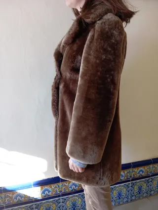 Abrigo piel mutón auténtico marrón