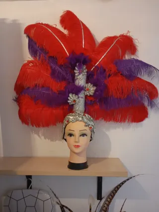 Gorro de comparsa con plumas rojas y moradas
