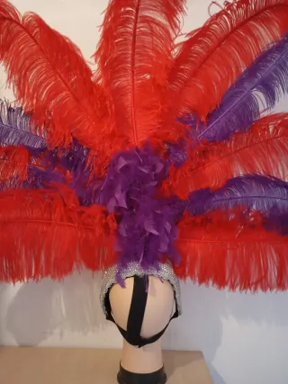 Gorro de comparsa con plumas rojas y moradas