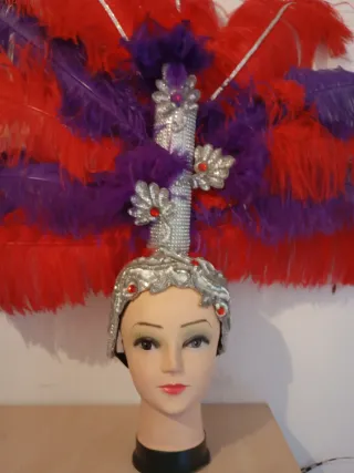 Gorro de comparsa con plumas rojas y moradas