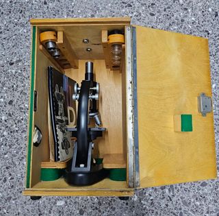 Microscopio de laboratorio antiguo MIL