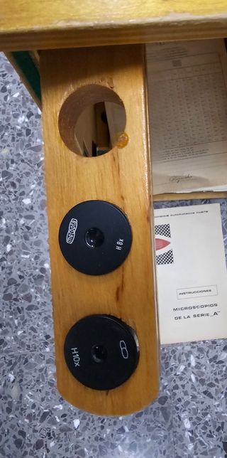 Microscopio de laboratorio antiguo MIL