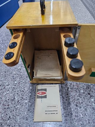 Microscopio de laboratorio antiguo MIL