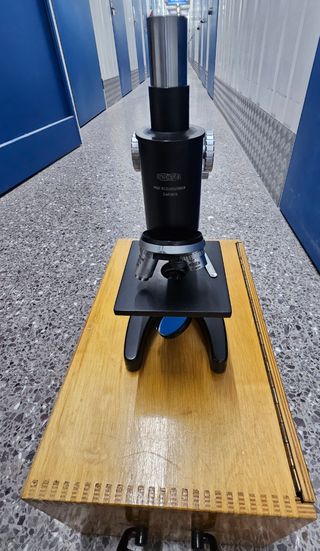 Microscopio de laboratorio antiguo MIL