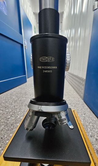 Microscopio de laboratorio antiguo MIL