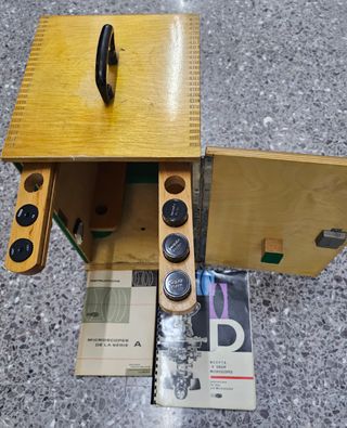 Microscopio de laboratorio antiguo MIL