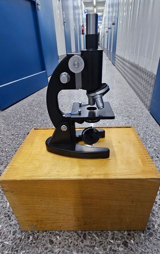 Microscopio de laboratorio antiguo MIL