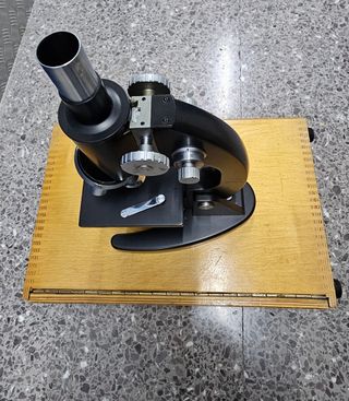 Microscopio de laboratorio antiguo MIL