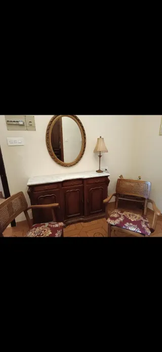 Mueble de madera con espejo y lámpara