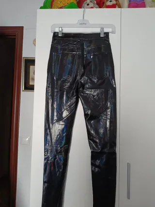 Pantalones efecto piel Pull&Bear