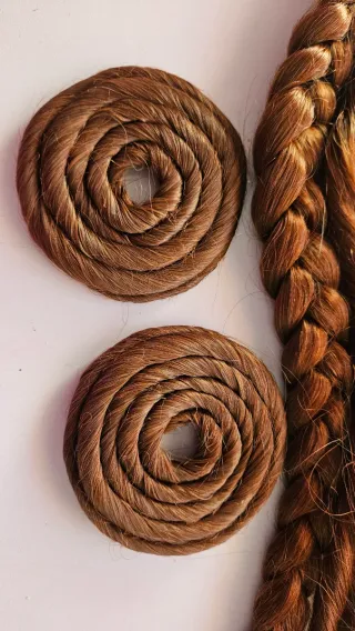 Pelo fallera castaño con un poco de toque rojizo