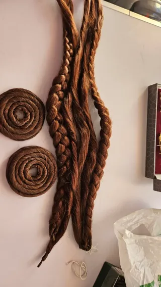 Pelo fallera castaño con un poco de toque rojizo