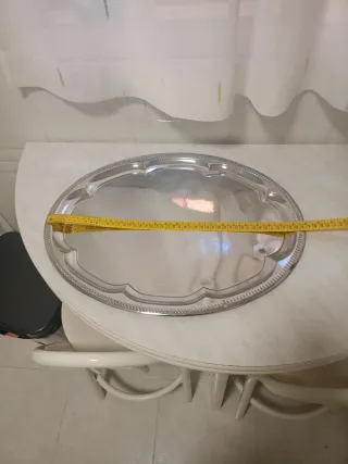 Bandeja metálica plateada