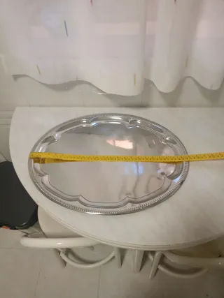 Bandeja metálica plateada