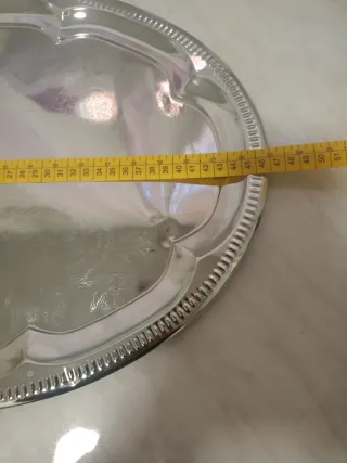 Bandeja metálica plateada