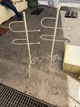 Perchero de metal beige